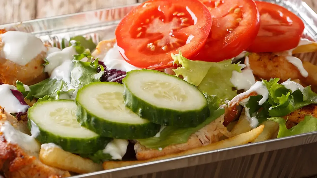 Kapsalon z serem: Ile kalorii? Jak jeść i nie przytyć?