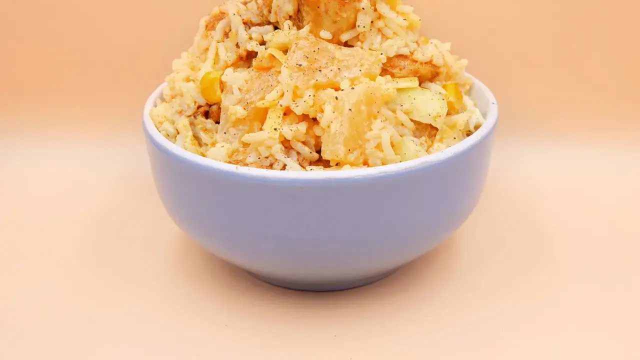 Sałatka z ryżem, kurczakiem, ananasem i curry: Klasyka, która się uda