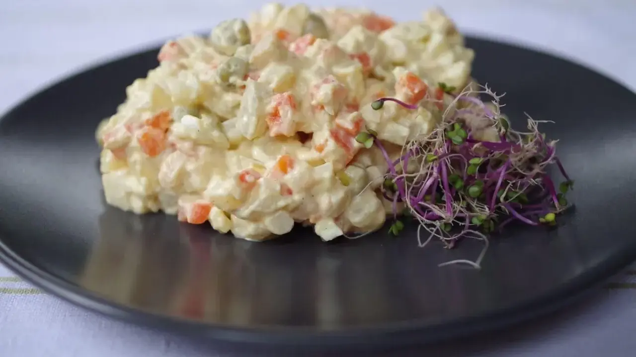 Kwaśna sałatka jarzynowa? Uratuj ją prostymi trikami!