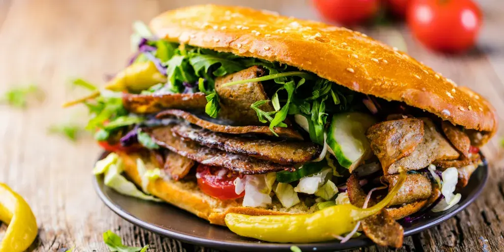 Ile kalorii ma kebab z frytkami? Sprawdź, co naprawdę jesz
