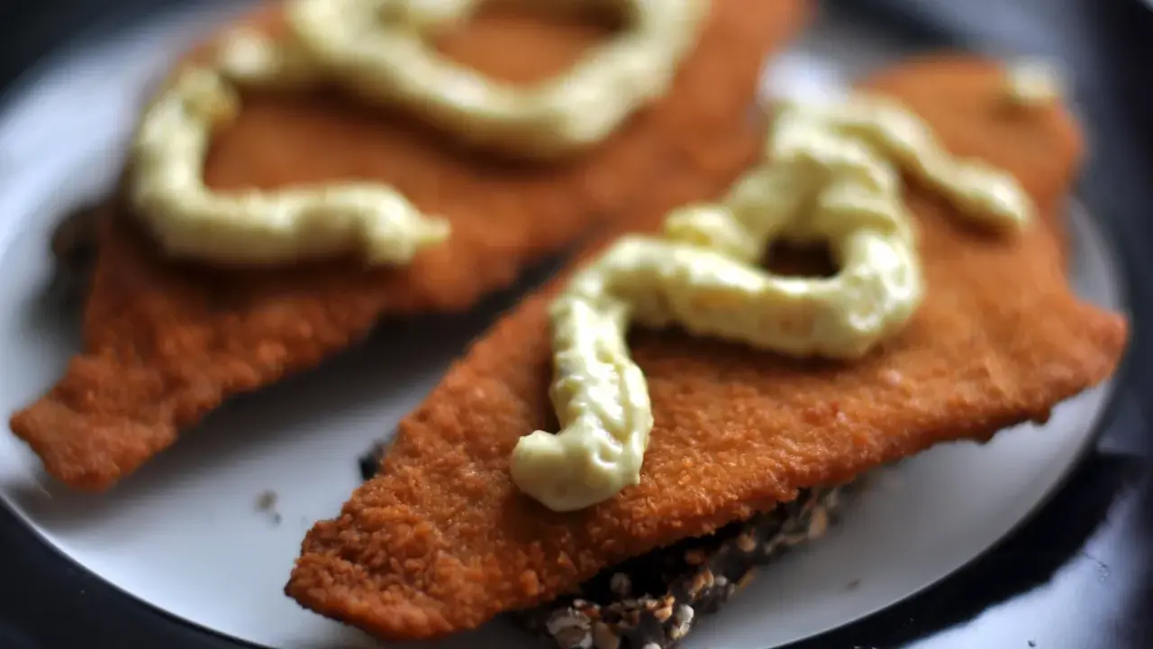 Idealny sos remulada? Zrób go sam! Przepis do ryb i hot dogów