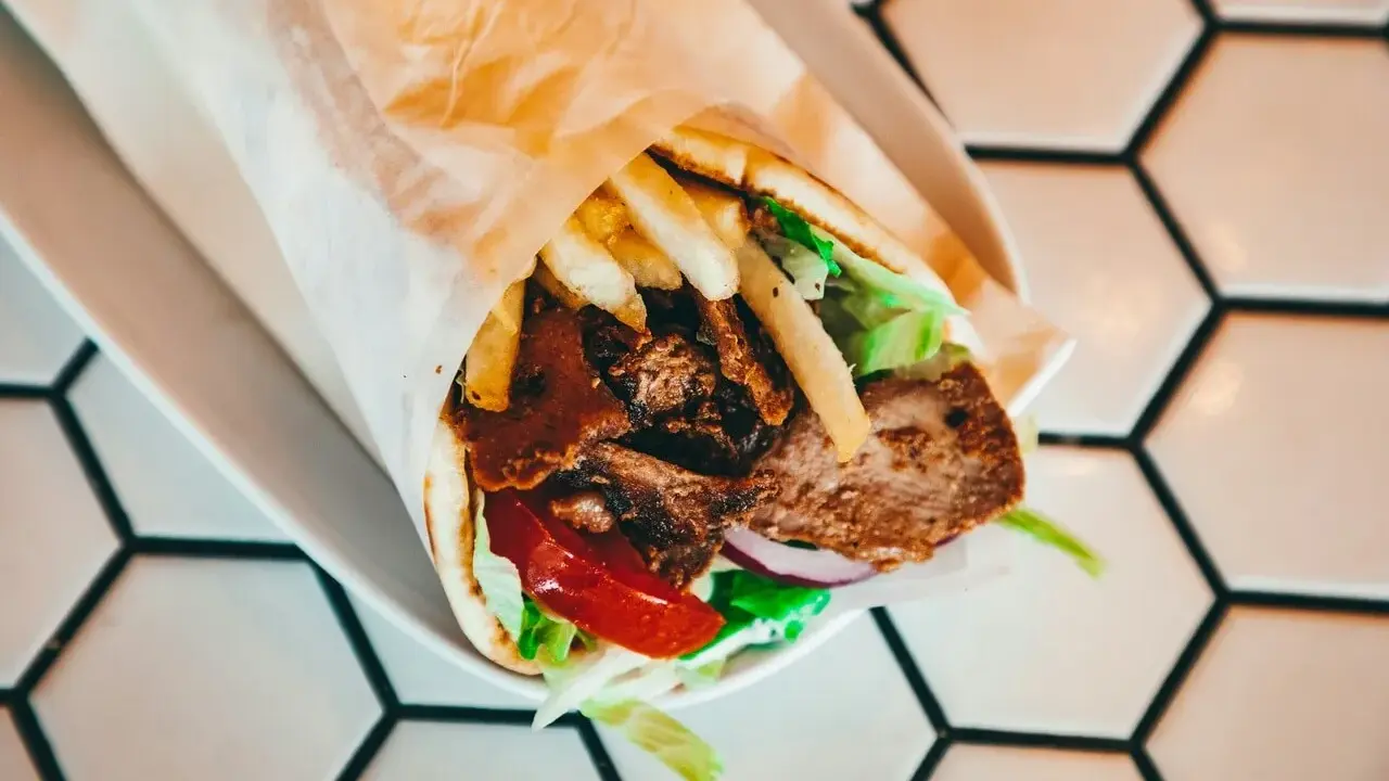 Sos mieszany w kebabie na cienkim cieście: Ile kalorii ukrywa?