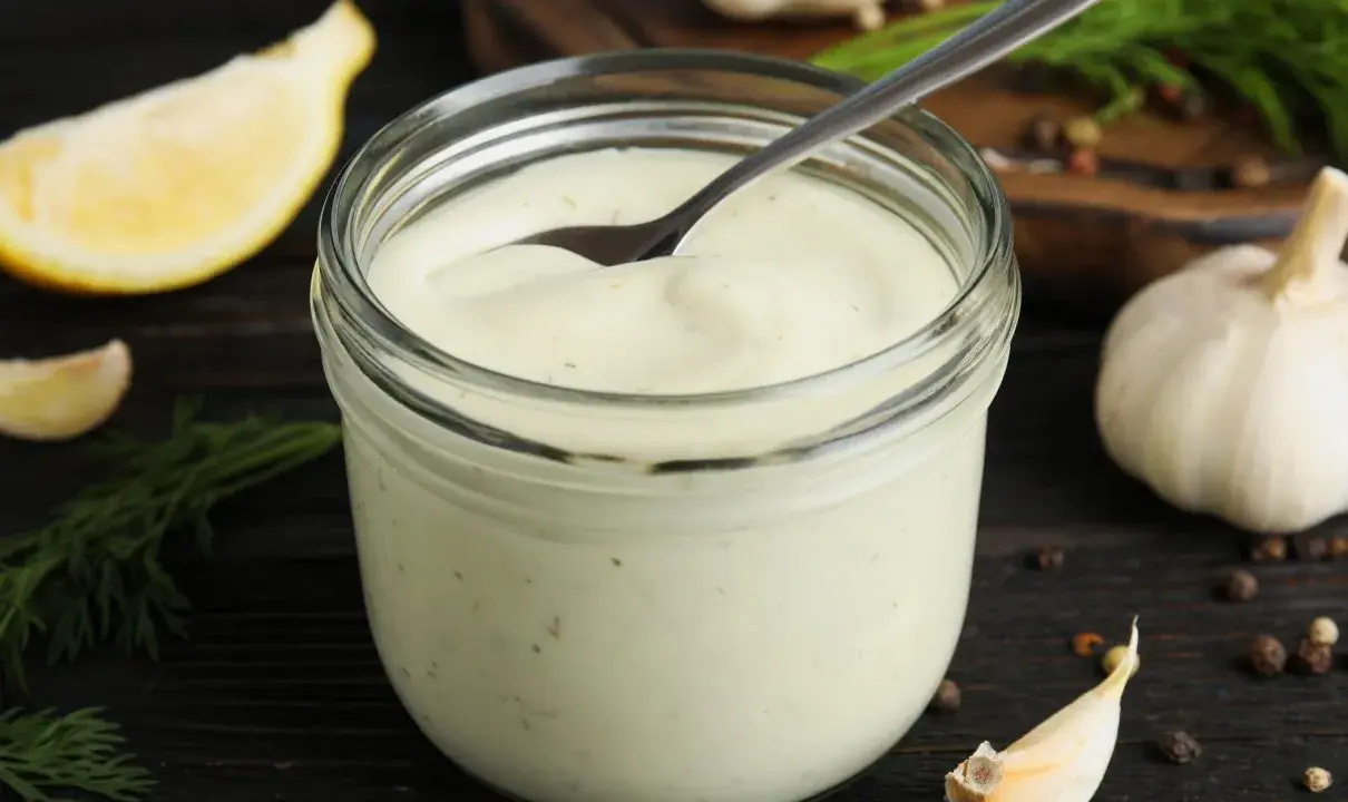 Aioli bez jajek: Jak zrobić kremowy sos czosnkowy krok po kroku?