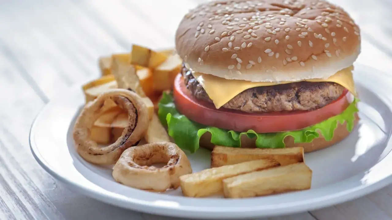 Dlaczego fast food jest słony? Smak, biznes i Twoje zdrowie.