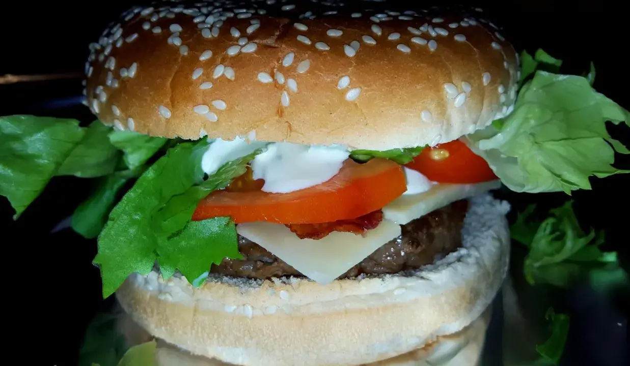 Sos serowy cheddar do burgerów: przepis, który odmieni Twoje danie!