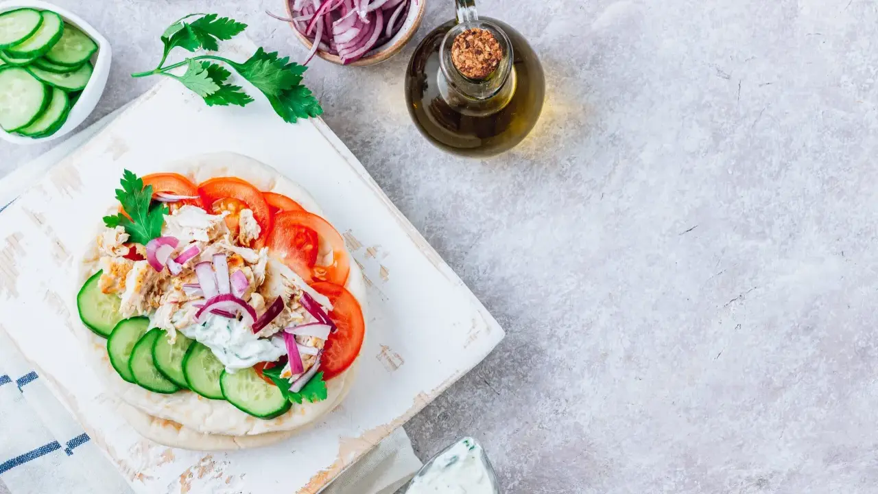 Sekret idealnej sałatki gyros: Kolejność warstw to klucz!