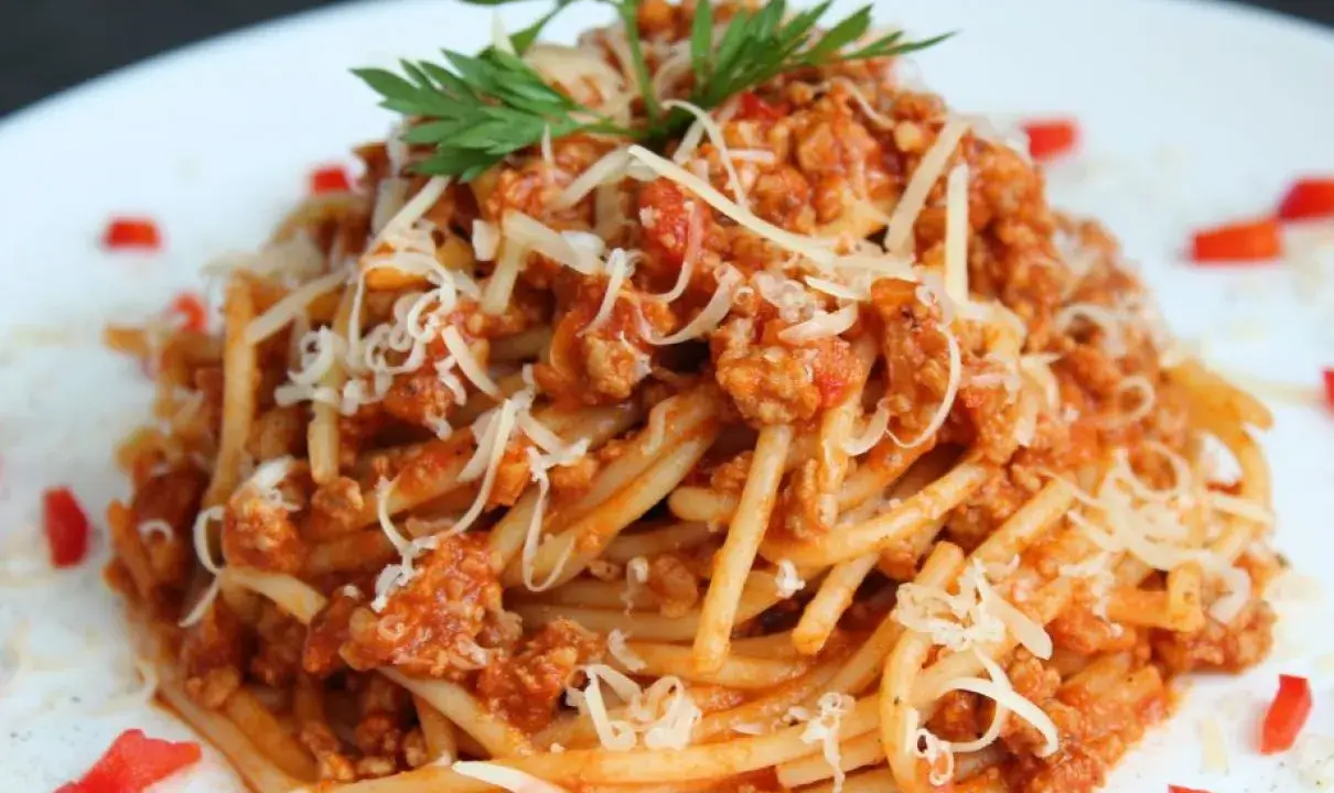 Jak zrobić sos do spaghetti z przecieru - łatwy przepis na pyszny smak