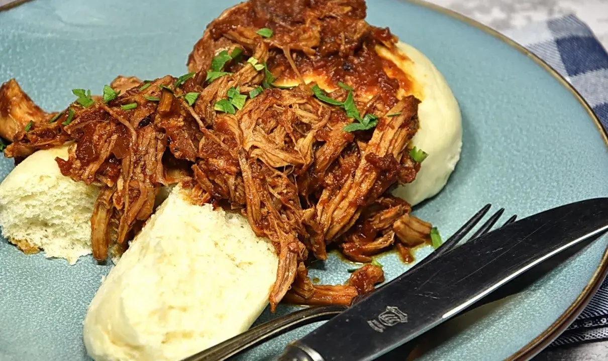 Pulled pork z piekarnika: Jak zrobić idealnie soczyste?