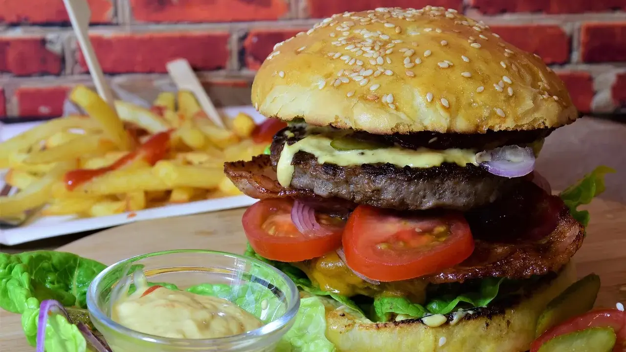 Mięso kraftowe czy mielone z kuli? Wybierz idealny burger!
