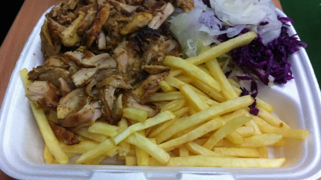 Gyros czy Kebab? Rozwiej wątpliwości! Różnice w mięsie i sosach