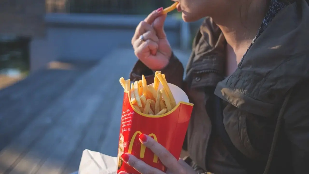 Frytki: pieczone vs. smażone ile kalorii? Porównanie i triki