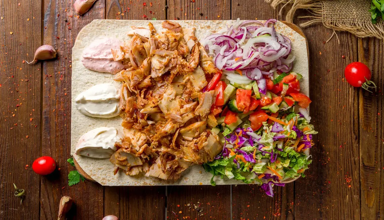 Shoarma a kebab: czy wiesz, co naprawdę jesz? Kluczowe różnice!