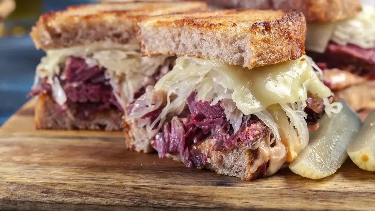 Pastrami: Co to jest, z jakiego mięsa i jak powstaje? Pełny przewodnik