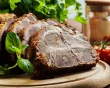 Karkówka na gyros: Jak zamarynować, by była krucha i soczysta?