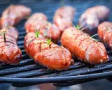Naciąć czy nie? Kiełbasa na grillu zawsze soczysta i bez pęknięć