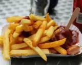 Chrupiące frytki z sosem i kiełbaską, jakby prosto z ulicznego stoiska w Wietnamie.