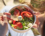 Sałatki do pracy: Szybkie przepisy i triki na lunch bez odgrzewania