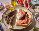 Pyszny gemuse kebab na talerzu z warzywami, sosem i pieczywem.
