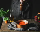 Jak uratować przesolony sos do hamburgerów? Sprawdzone triki eksperta!