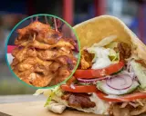 Soczyste, przyprawione mięso do kebaba, obok gotowy kebab z warzywami i sosem. Idealny na szybki posiłek.