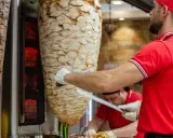 Nieświeży kebab? Rozpoznaj sygnały i chroń swoje zdrowie!