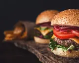 Jak zrobić idealny smash burger? Chrupiąca skorupka z żeliwa!