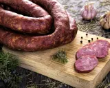 Kiełbasa z jelenia: co musisz wiedzieć o składzie i smakach