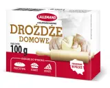 Opakowanie drożdży domowych Lallemand. Dłonie zagniatają ciasto, obok wałek. Idealne do pieczywa, ciast i pizzy. Porównanie drożdży suchych a świeżych.