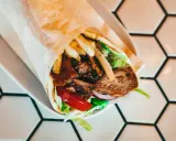 Sos mieszany w kebabie na cienkim cieście: Ile kalorii ukrywa?