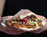 Kebab w bułce czy tortilla - co wybrać dla zdrowszego posiłku?