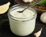 Aioli bez jajek: Jak zrobić kremowy sos czosnkowy krok po kroku?