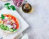 Sekret idealnej sałatki gyros: Kolejność warstw to klucz!