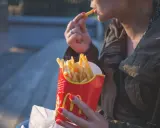 Frytki: pieczone vs. smażone ile kalorii? Porównanie i triki