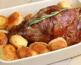Jak zamarynować udziec jagnięcy, by uzyskać soczyste i aromatyczne mięso
