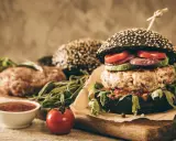 Jak uniknąć kurczenia burgerów? Sekrety soczystych kotletów