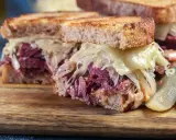 Pastrami: Co to jest, z jakiego mięsa i jak powstaje? Pełny przewodnik