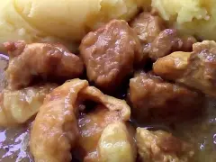 Pyszny gulasz w sosie własnym, podany z purée ziemniaczanym. Miękkie kawałki mięsa w aromatycznym sosie.