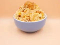 Sałatka z ryżem, kurczakiem, ananasem i curry: Klasyka, która się uda