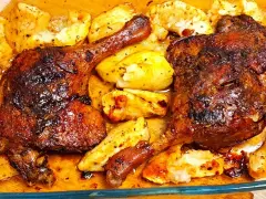 Chrupiące udko z kaczki pieczone z ziemniakami, skąpane w aromatycznym sosie.