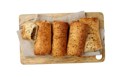 Złociste paszteciki z pieczarkami z Lidla, jeden przekrojony, ukazujący farsz. Idealne na szybką przekąskę, warto sprawdzić ich kcal.