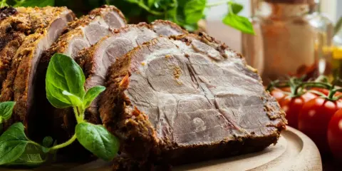Karkówka na gyros: Jak zamarynować, by była krucha i soczysta?