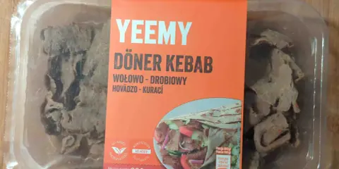 Opakowanie kebaba z wołowiny z widocznym mięsem i etykietą z informacjami o produkcie.