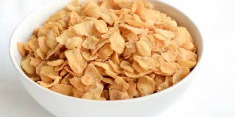 Pełna miska płatków kukurydzianych, idealnych na szybkie śniadanie. Sprawdź ich płatki kukurydziane kcal!
