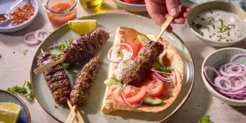 Pyszny gemuse kebab na talerzu z warzywami, sosem i pieczywem.