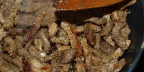 Domowy gyros z szynki: przepis na soczyste mięso. Czy to możliwe?