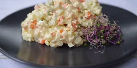 Kwaśna sałatka jarzynowa? Uratuj ją prostymi trikami!