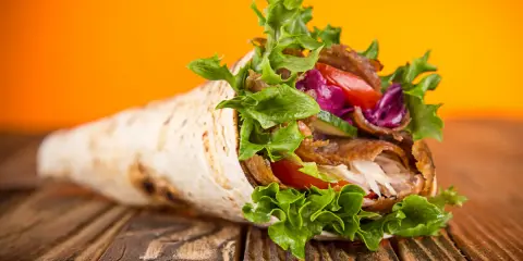 Kebab na kacu? Zobacz, co naprawdę pomoże i czego unikać!