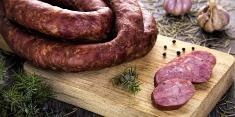Kiełbasa z jelenia: co musisz wiedzieć o składzie i smakach