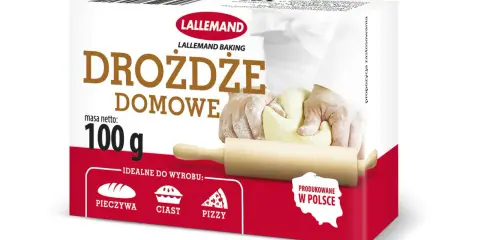 Opakowanie drożdży domowych Lallemand. Dłonie zagniatają ciasto, obok wałek. Idealne do pieczywa, ciast i pizzy. Porównanie drożdży suchych a świeżych.