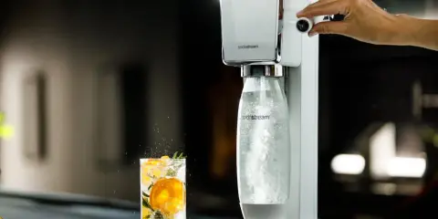 Woda gazowana z cytrusem i rozmarynem, przygotowana na SodaStream. Czy woda ma kalorie? Ta orzeźwiająca opcja z pewnością nie!